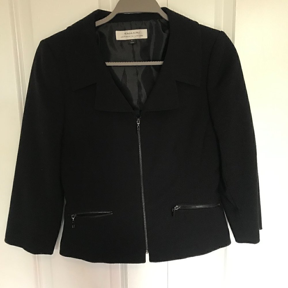 Tahari black zip collared, slightly cropped blazer jacket w/zip pockets, 4